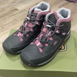 Keen kids size 6 hiking boots